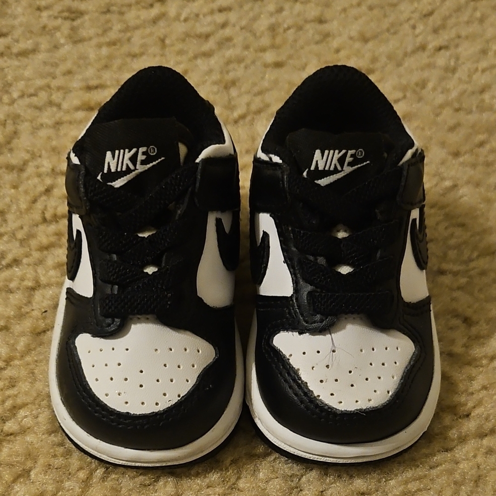 Nike (Dunk Low)Black and White Baby Low-Top Sneakers Size 2C Excellent Condition